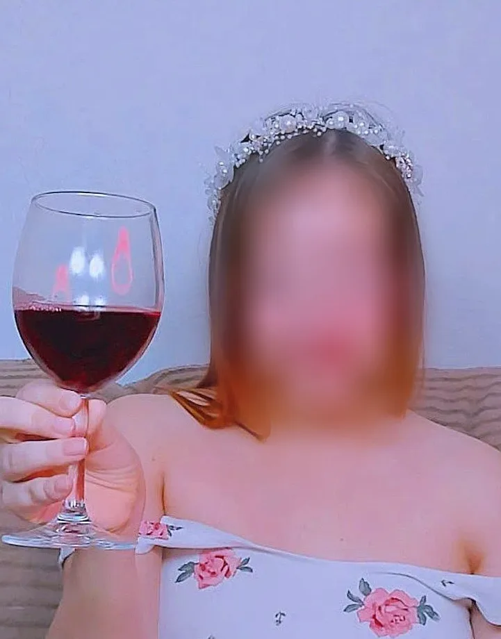 Ulla, 28